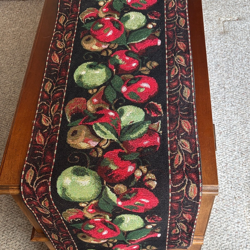 Apple 🍎 Patterned Table Runner